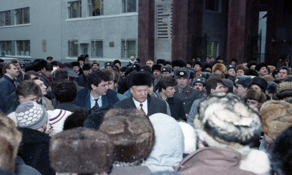 Губернатор Немцов сопровождает президента Ельцина в Нижнем Новгороде (1992).  Д. Донской/Архив Президентского центра Б.