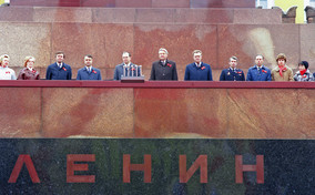 На снимке: 19 сентября 1987 года. Москва. На трибуне Мавзолея В.И. Ленина делегация Москвы. В центре - Борис Ельцин.