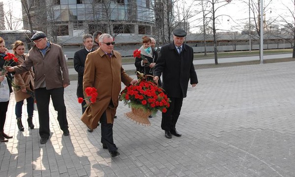 Ельцинские чтения. Екатеринбург 2014. Возложение цветов к памятнику Ельцина. Фото Владимира Петрова